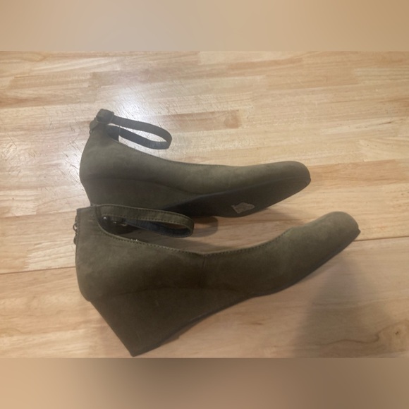 Beautiful Daisy Fuentes Mary Jane style wedge shoes in an army green like color - Picture 4 of 10